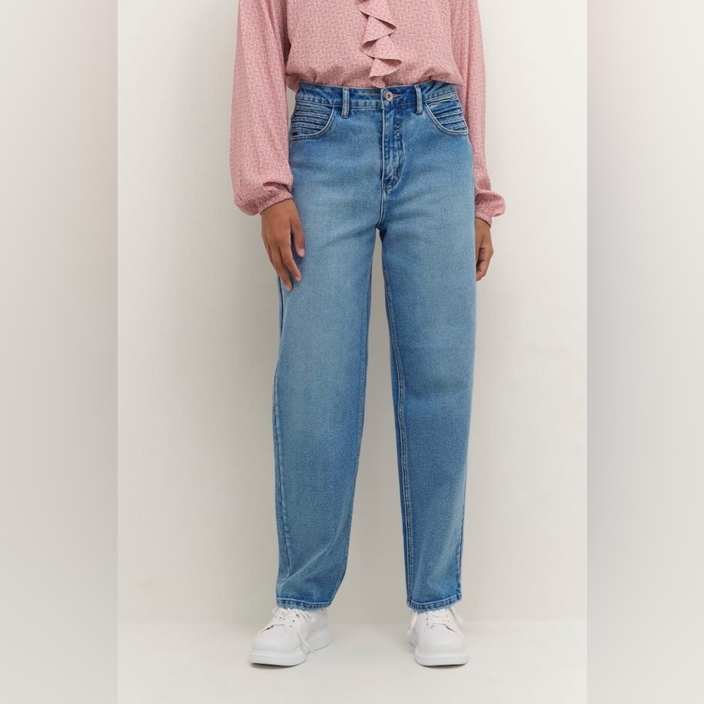 NWT Cream Relaxed fit Suma Denim Jeans “Audrey Fit”